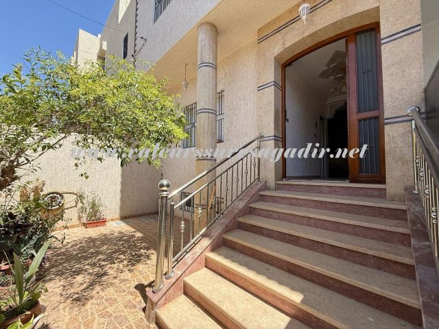 Villa with terrace and garage