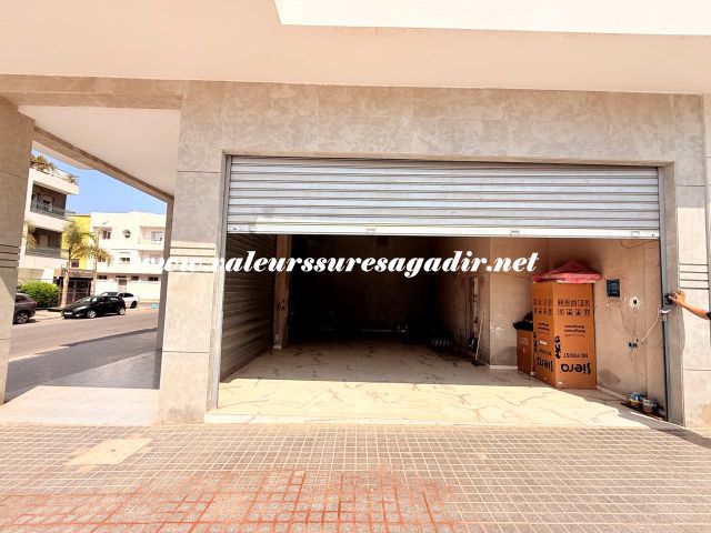 Local commercial brut de béton à louer